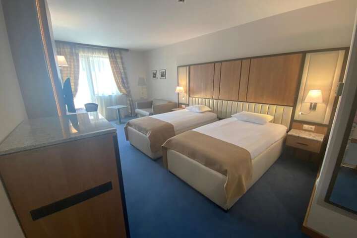 Room 11 of 37
