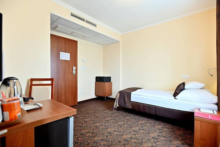 Room 16 of 102
