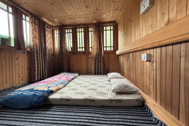 Room 6 of 27
