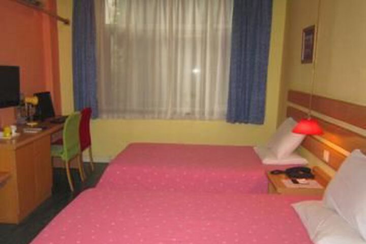 Room 13 of 35