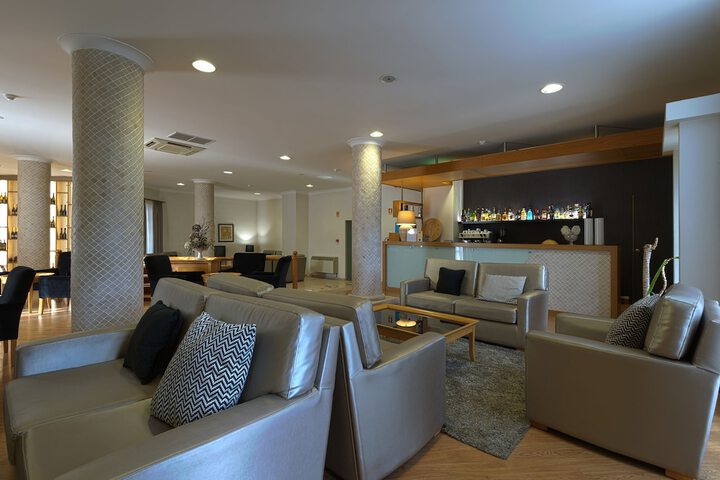 Lounge 28 of 36