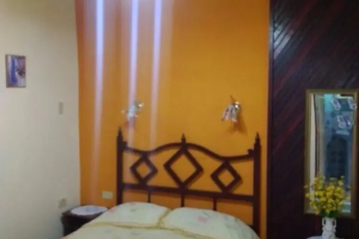 Room 6 of 12
