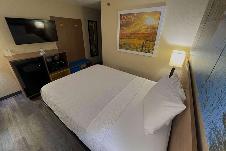 1 Queen Bed (10 of 23)