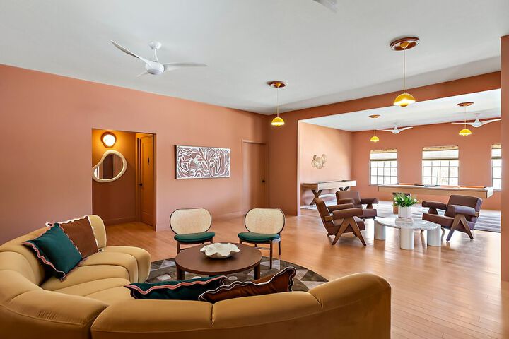 Lounge 89 of 105