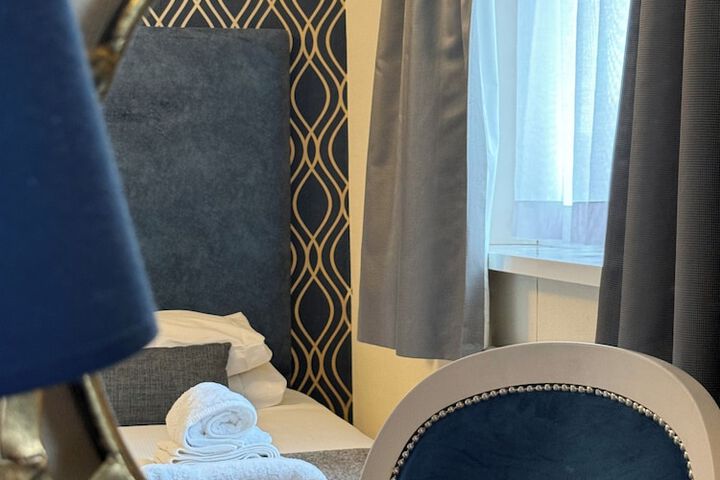 Room 27 of 77