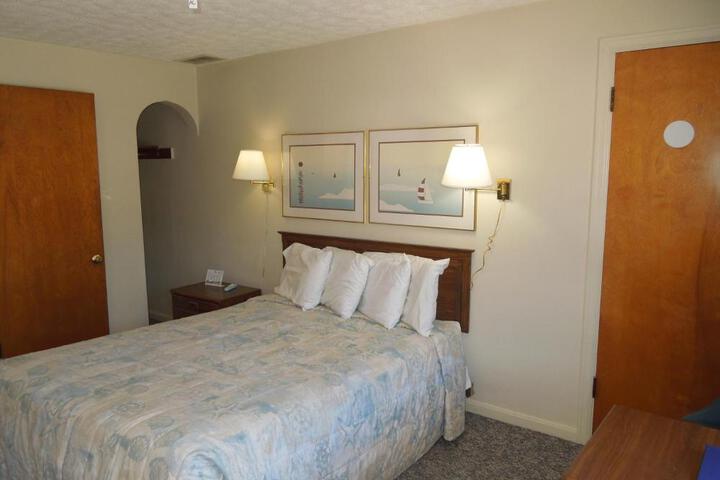 1 Queen Bed (11 of 20)