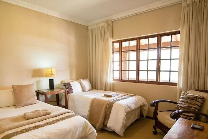 Room 5 of 8