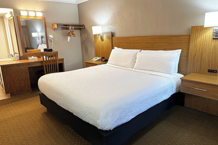 1 King Bed Deluxe No Pets (17 of 30)
