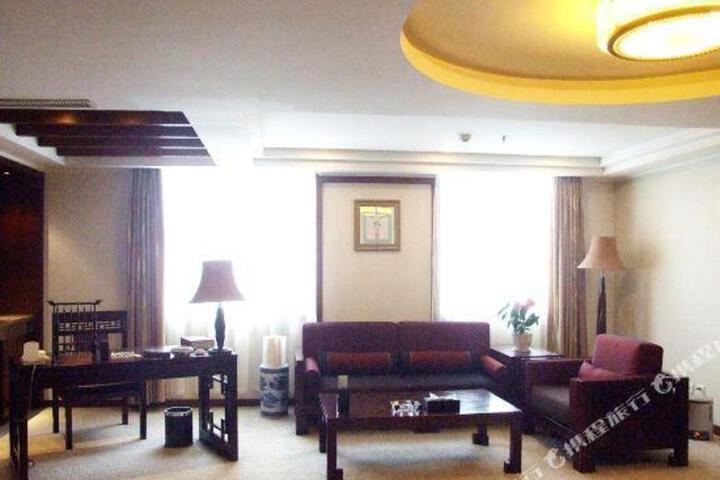 Hotel Suite Photo
