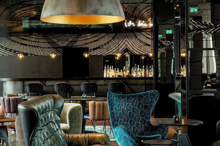 Lounge 44 of 56