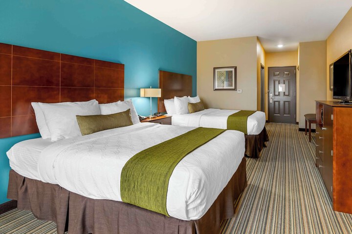2 Queen Beds Microwave and Refrigerator 39 Inch Led Television High Speed Internet Full Breakfast (8 of 14)