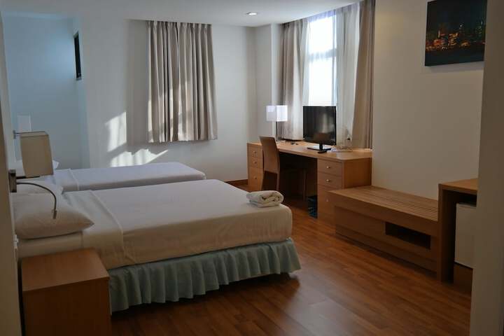 Room 6 of 102