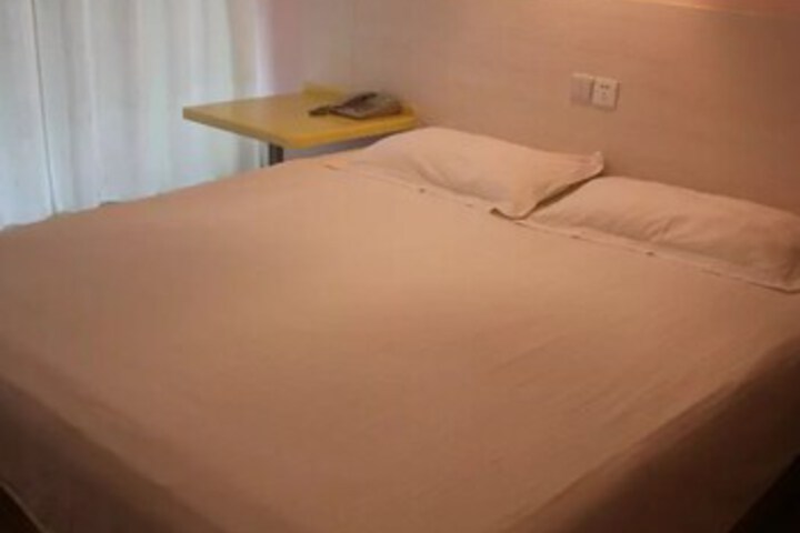Room 15 of 38