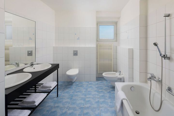 Room 30 of 48