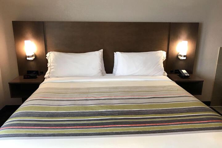 1 King Bed (2 of 7)