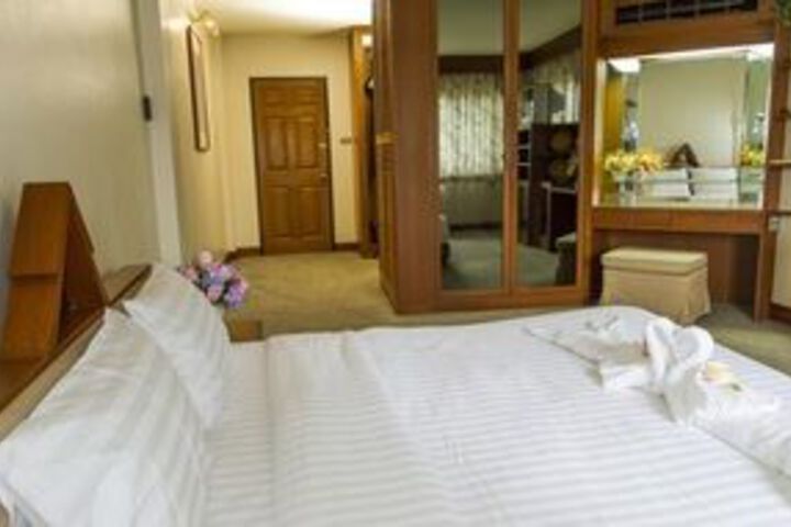 Room 9 of 33