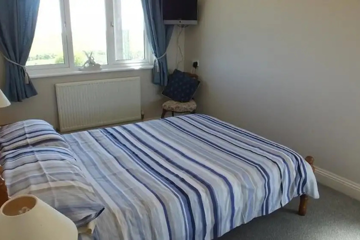 Room 5 of 12