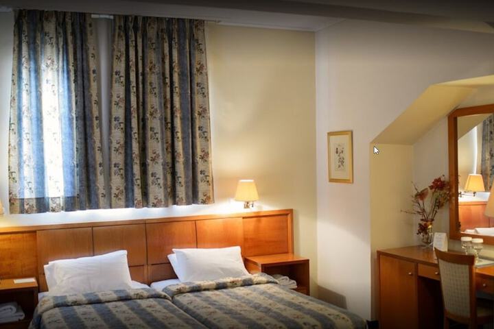 Room 12 of 34