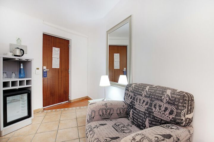 Room 27 of 68
