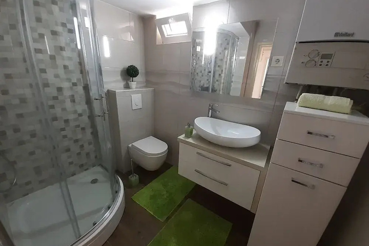 Room 9 of 24