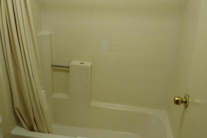1 Queen Bed (1 of 4)