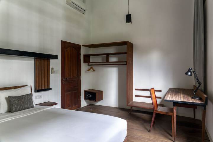 Room 8 of 37