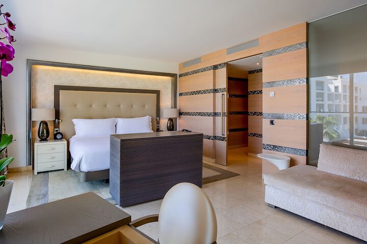 Room 26 of 200