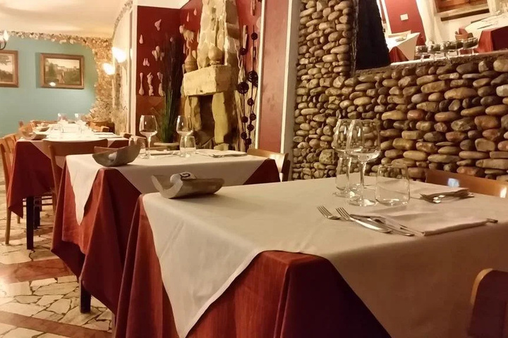 Dining 12 of 13