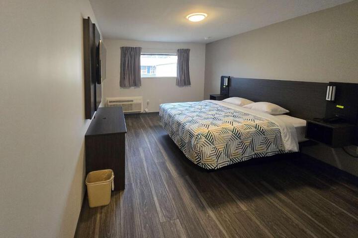 1 King Bed (5 of 8)