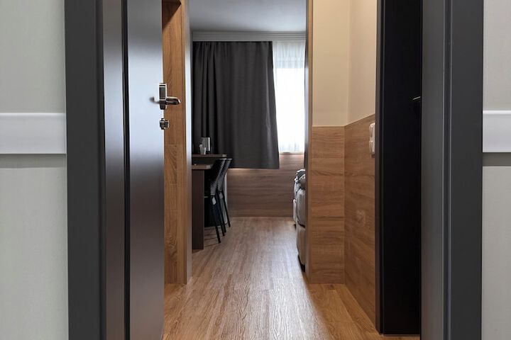 Room 33 of 91