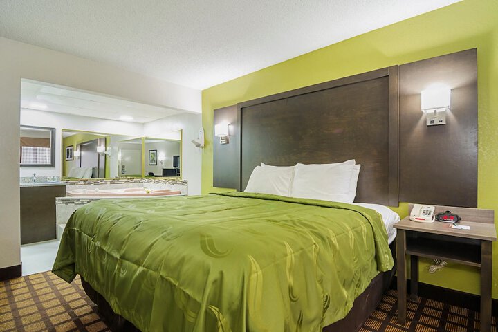 1 King Bed (4 of 8)