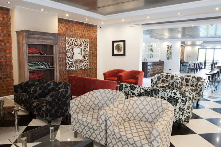 Lounge 54 of 62