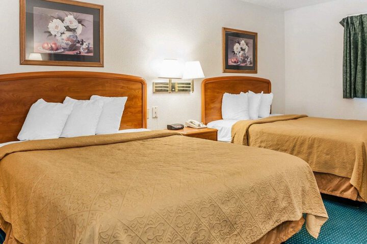 2 Queen Beds (1 of 7)