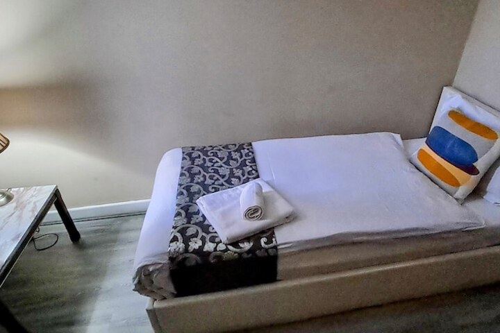Room 2 of 16