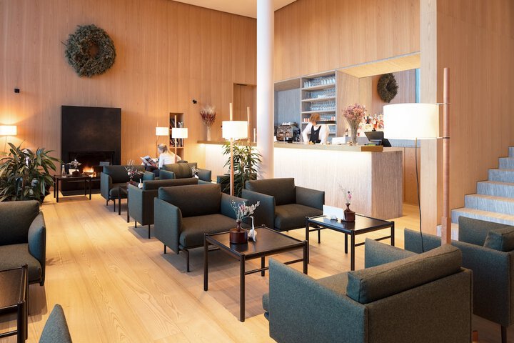 Lounge 71 of 76