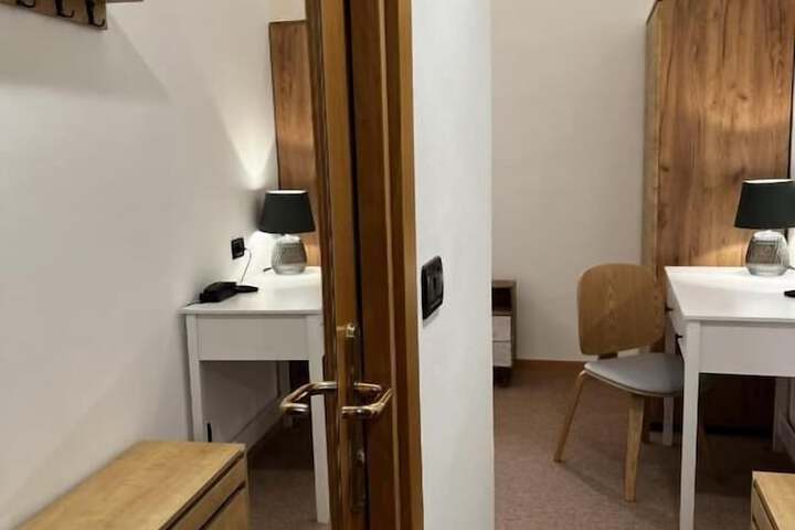 Room 4 of 61