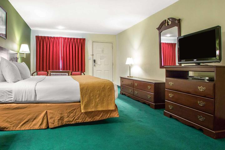 1 King Bed (4 of 5)