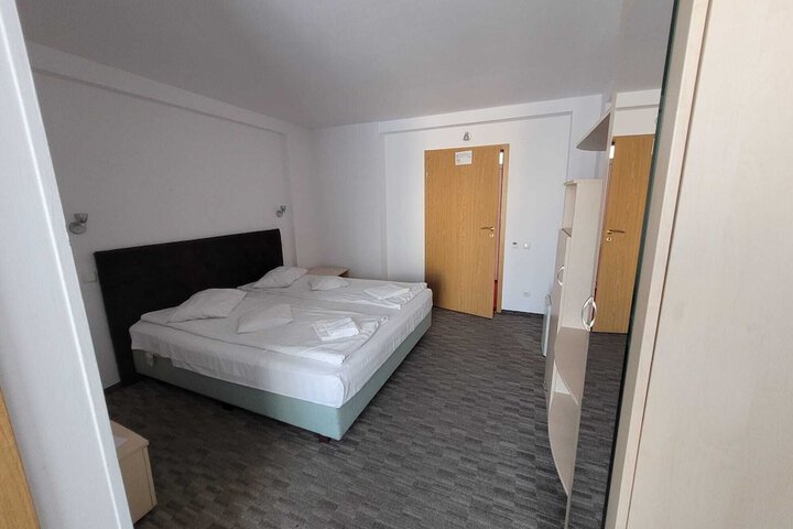 Room 8 of 16