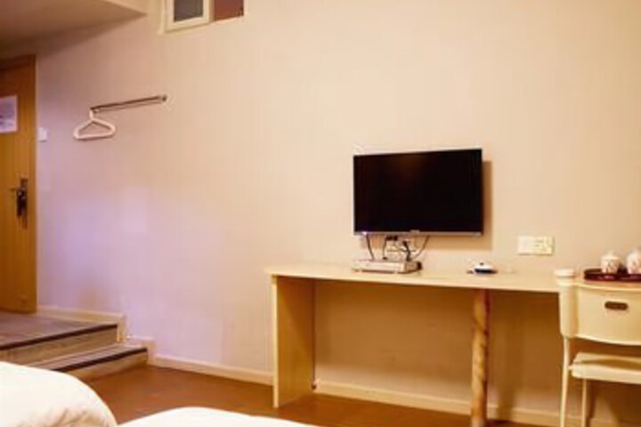 Room 6 of 8