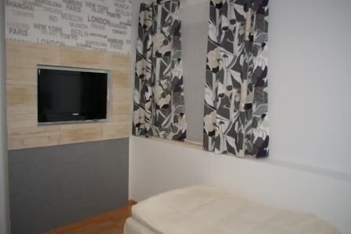 Room 9 of 26