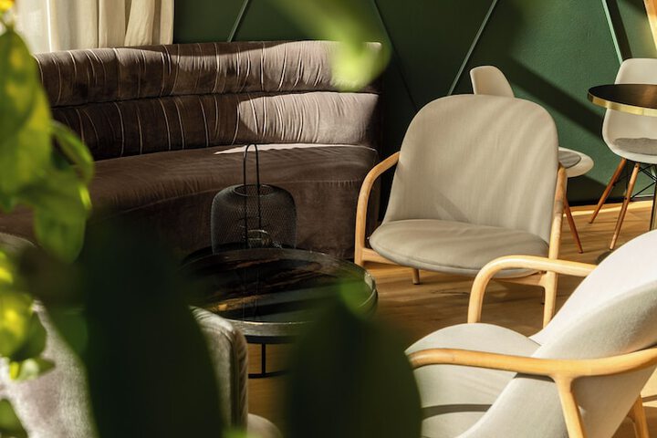 Lounge 58 of 61
