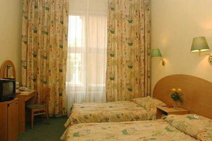Room 4 of 5