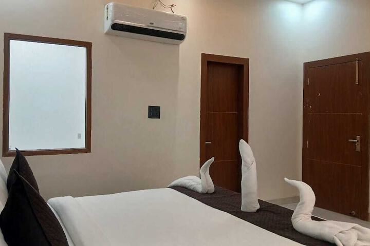 Room 10 of 29
