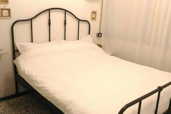 Room 5 of 16