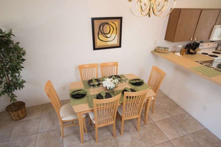 Dining 8 of 13