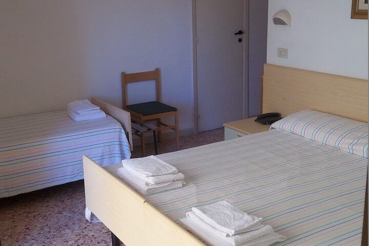 Room 16 of 125