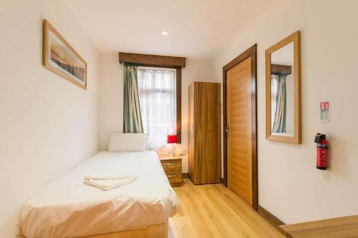 Room 4 of 7
