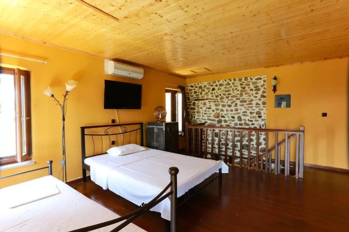 Room 2 of 10