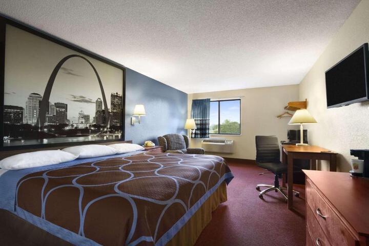 Double Accessible Queen Size Bed (6 of 9)