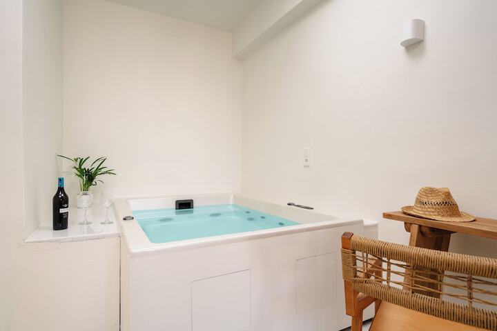 Hot Tub 104 of 109